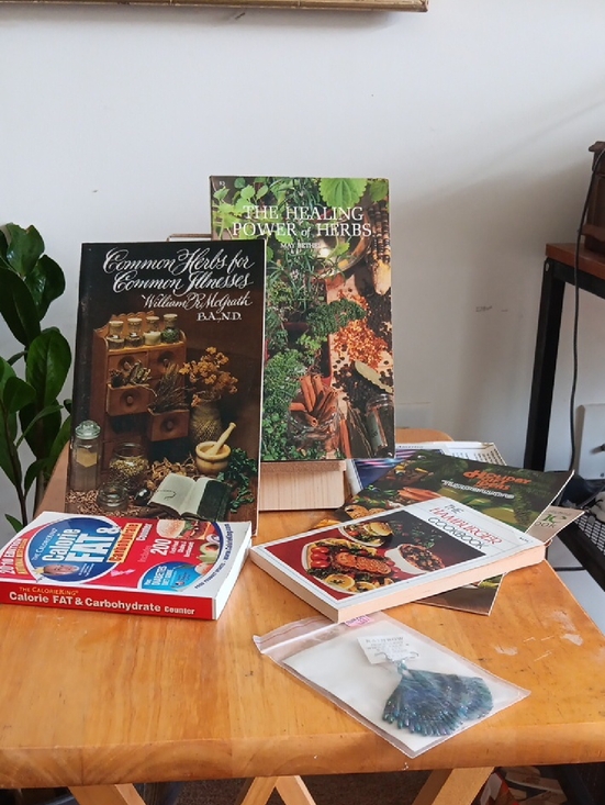various Other - Common Herbs for Common Ailments - Green Paperback Cookbook